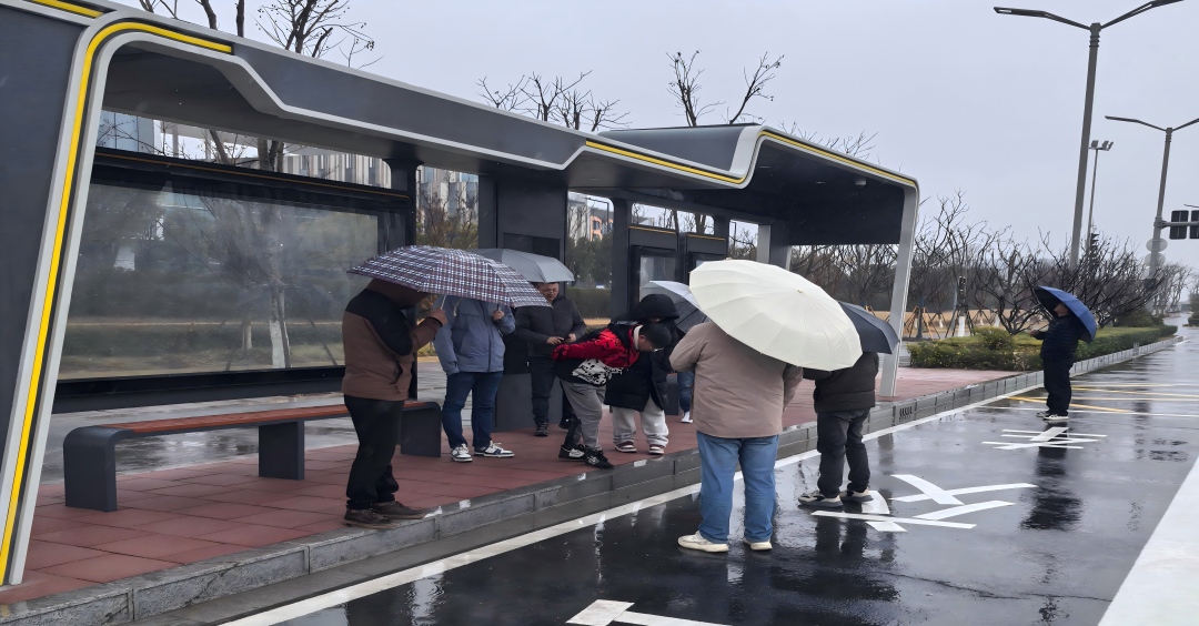 桠鑫科技智能候车亭再下一城，以科技美学点亮城市出行新体验！
