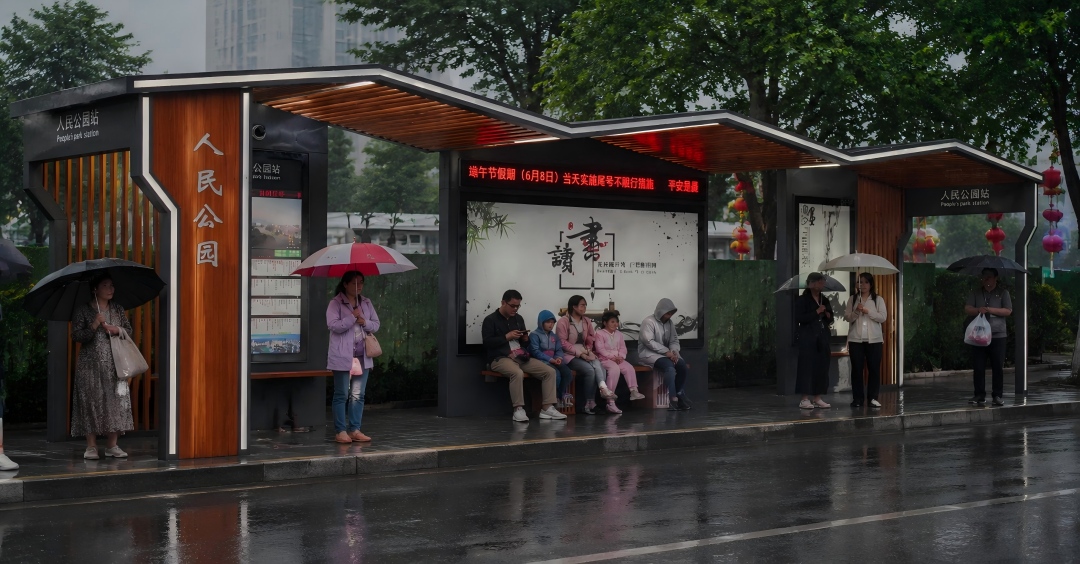 梅雨季节，候车亭里的“智能心脏”如何安然度汛？桠鑫科技揭秘候车亭硬核防水之道！